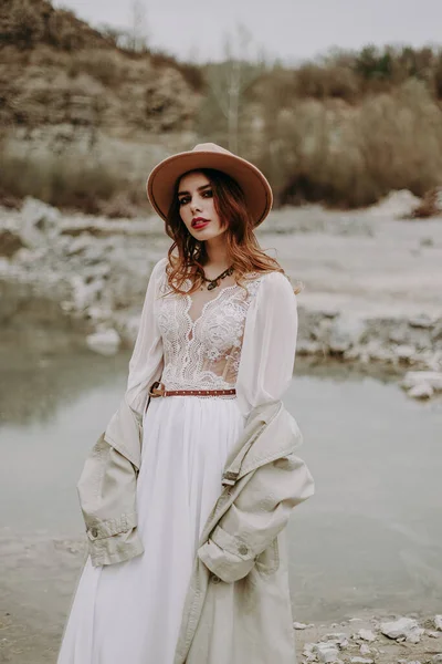 Bella Ragazza Abito Bianco Posa All Aperto Estate Lago — Foto Stock