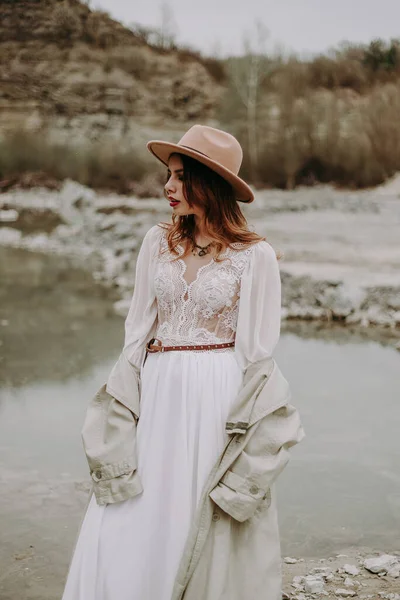 Menina Bonita Vestido Branco Posando Livre Verão Lago — Fotografia de Stock