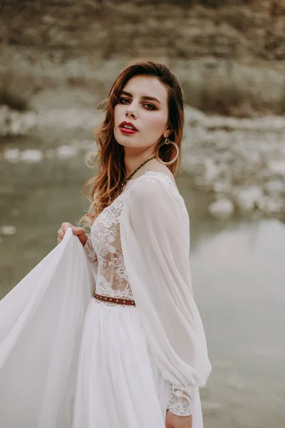 Gün Batımında Poz Veren Beyaz Elbiseli Güzel Bir Kadın — Stok fotoğraf