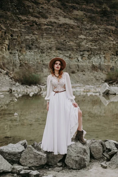 Sahilde Beyaz Elbiseli Güzel Bir Kız — Stok fotoğraf