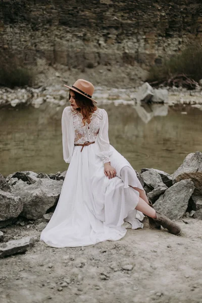 Sahilde Beyaz Elbiseli Güzel Gelin — Stok fotoğraf