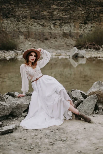 Romantyczna Dziewczyna Białej Sukience Plaży — Zdjęcie stockowe