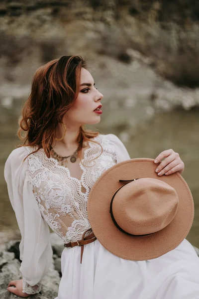 Giovane Donna Cappello Vestito Bianco Posa All Aperto — Foto Stock