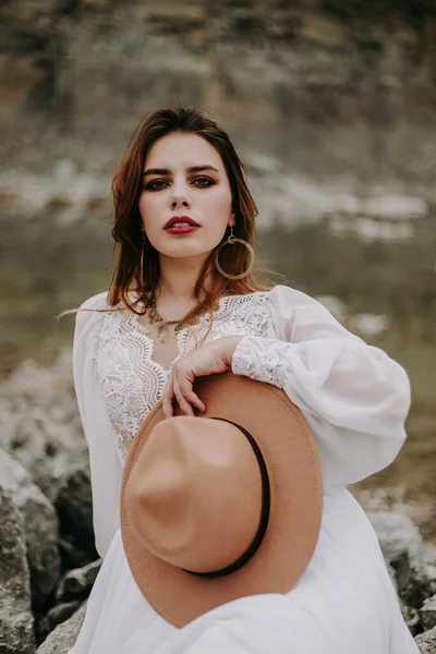 Jovem Atraente Vestido Branco Posando Praia — Fotografia de Stock