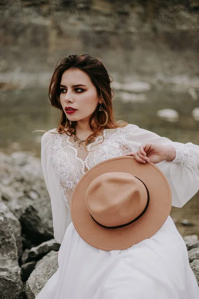 Sposa Alla Moda Abito Bianco Posa Sulla Spiaggia Con Cappello — Foto Stock