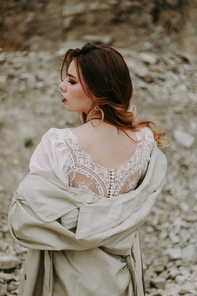 Kameraya Poz Veren Beyaz Elbiseli Güzel Bir Kadın — Stok fotoğraf