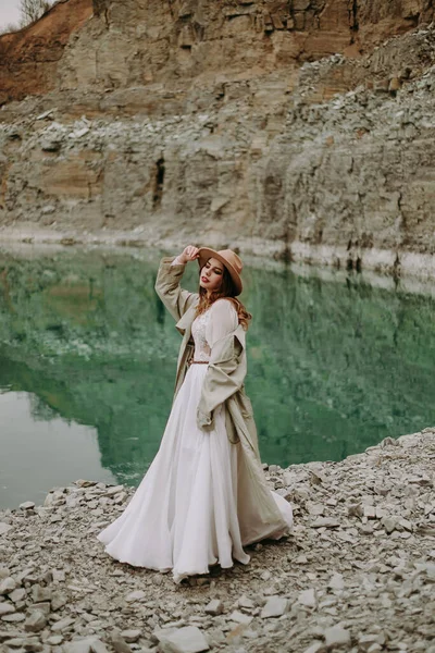 Piękna Dziewczyna Białej Sukience Stojąca Skale Nad Jeziorem Górach — Zdjęcie stockowe