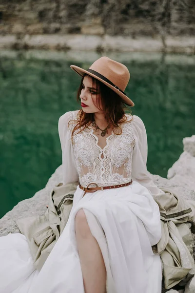 Retrato Senhora Vestido Branco Posando Rocha Lago — Fotografia de Stock