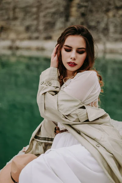 Hermosa Joven Con Vestido Blanco Naturaleza — Foto de Stock