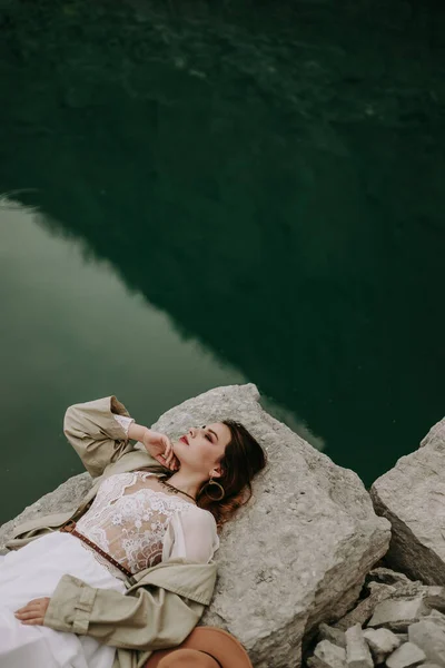 Tepeden Bakan Çekici Kadın Kayanın Üzerinde Yatıyor — Stok fotoğraf