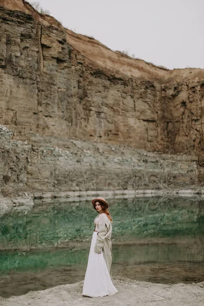 Göl Kıyısında Duran Uzun Boylu Şık Elbiseli Bir Kadın — Stok fotoğraf