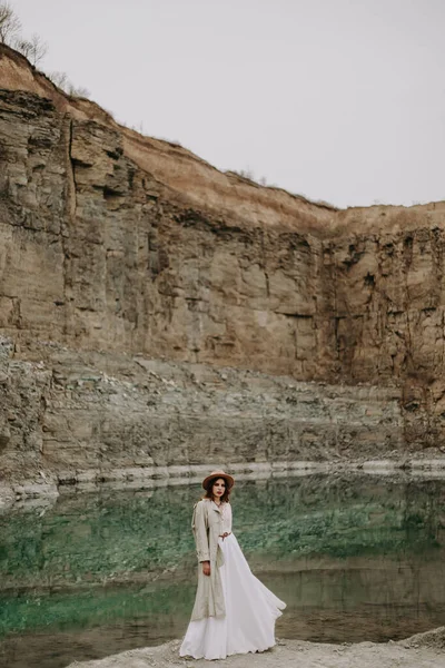 Stilvolles Mädchen Weißen Kleid Strand — Stockfoto