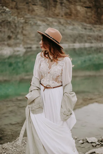 Beautiful Young Woman White Dress Posing Lake — Stock Photo, Image