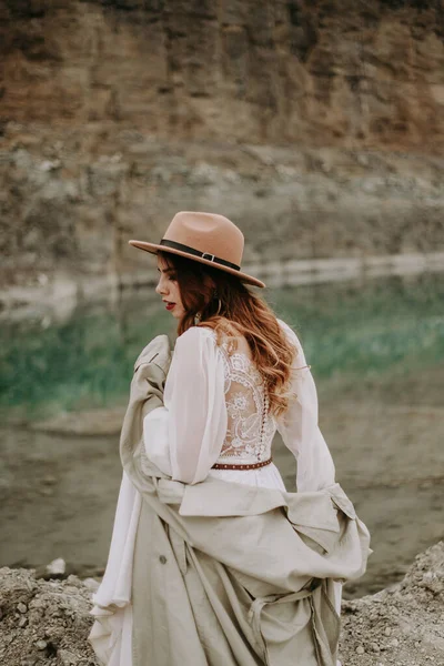 Piękna Młoda Kobieta Białej Sukience Pozowanie Nad Jeziorem — Zdjęcie stockowe