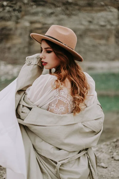 Портрет Стильної Молодої Жінки Капелюсі Біла Сукня Позує Горах — стокове фото