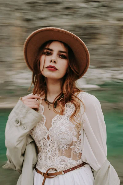 Şapkalı Beyaz Elbiseli Dağlarda Poz Veren Zarif Bir Genç Kadın — Stok fotoğraf