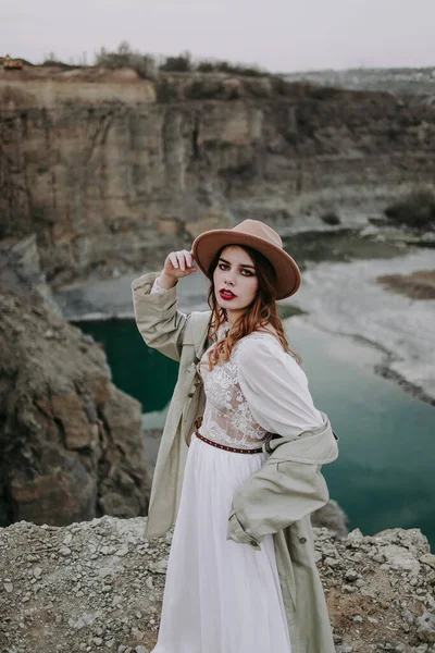 Young Woman White Dress Standing Rock River Background — Stock Photo, Image