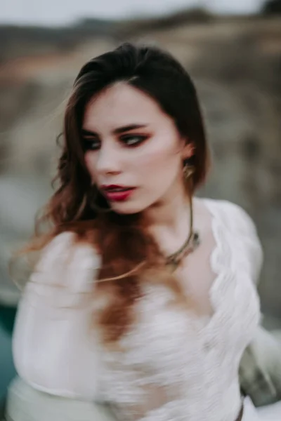 Ritratto Donna Allegra Con Trucco Vestito Bianco Posa Davanti Alla — Foto Stock