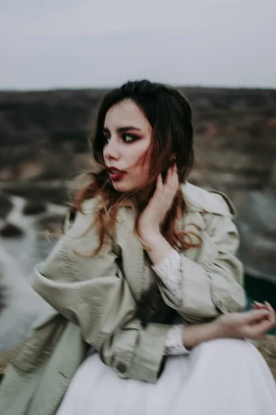 Retrato Mujer Alegre Con Maquillaje Vestido Blanco Posando Cámara — Foto de Stock