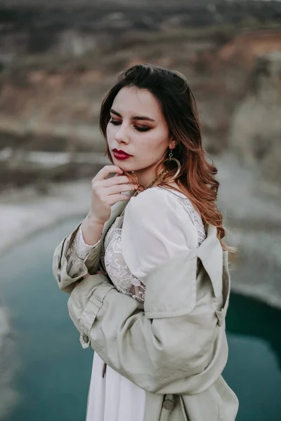 Retrato Mujer Alegre Con Maquillaje Vestido Blanco Posando Cámara — Foto de Stock