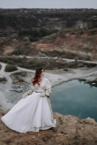 Nehirdeki Kayalıklarda Duran Beyaz Elbiseli Güzel Kız — Stok fotoğraf