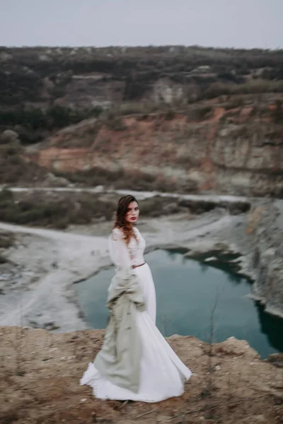 Nehirdeki Kayalıklarda Duran Beyaz Elbiseli Güzel Kız — Stok fotoğraf