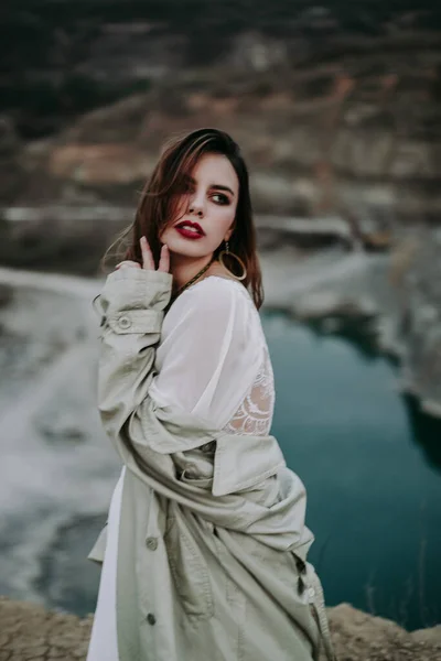 Hermosa Chica Vestido Blanco Pie Sobre Las Rocas Río — Foto de Stock