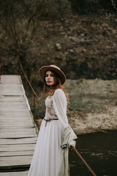 Nehrin Üzerindeki Tahta Köprüde Duran Şapkalı Genç Kadın — Stok fotoğraf