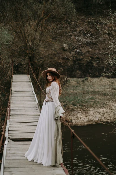 Mujer Joven Sombrero Pie Puente Madera Sobre Río —  Fotos de Stock