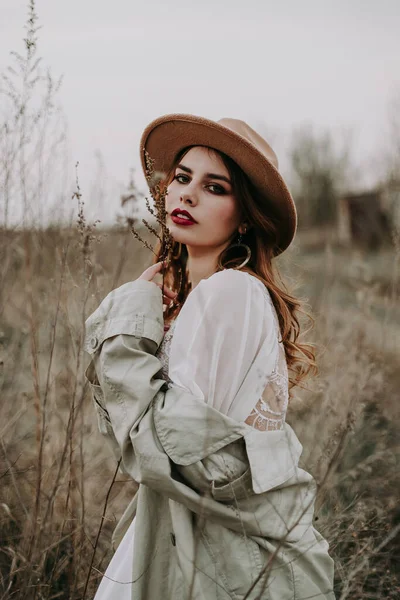 Retrato Mujer Atractiva Sombrero Posando Campo — Foto de Stock