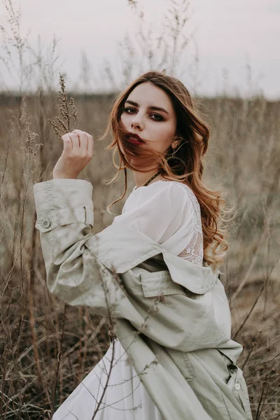 Hermosa Chica Vestido Blanco Campo — Foto de Stock