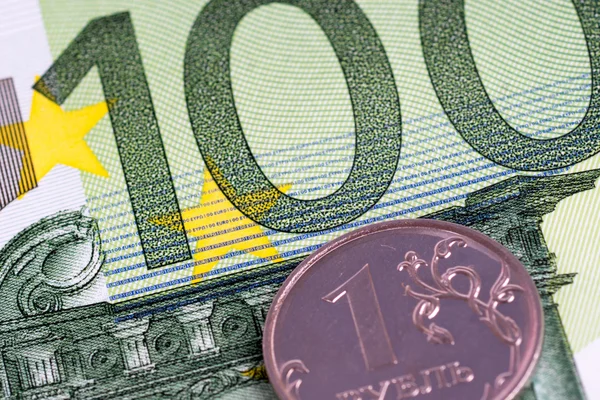 1 rublo ruso en billete de 100 euros — Foto de Stock