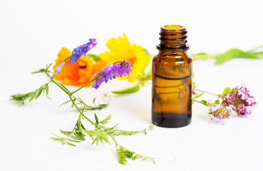 şişe ile bitkisel iksir