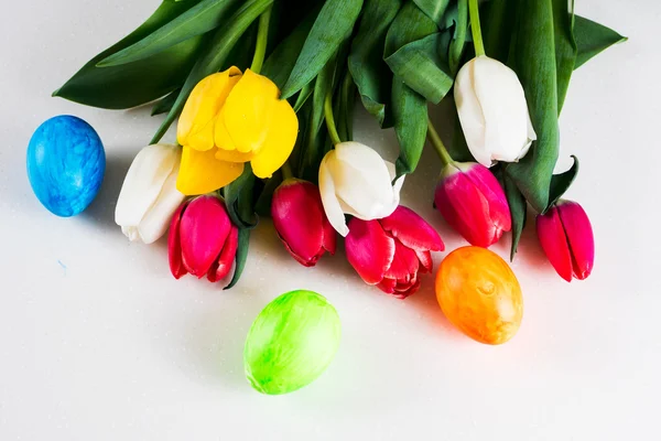 Painted easter eggs with tulips — Stock Photo, Image