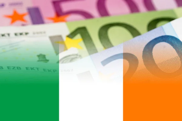 Bandera de Irlanda con billetes en euros — Foto de Stock