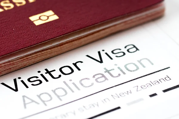 Анкета на візу для відвідувачів з паспортом — стокове фото