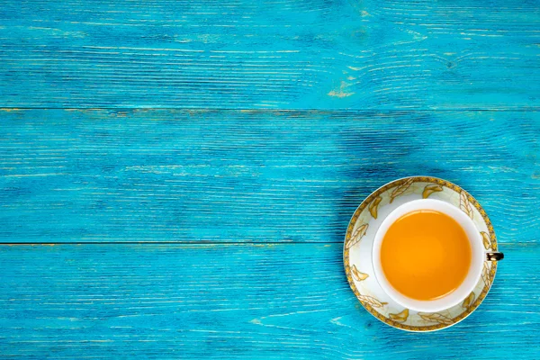 Turkuaz masa üzerinde çay