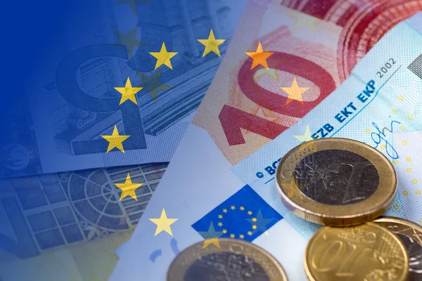 Billetes de banco en euros, monedas, bandera de la UE — Foto de Stock