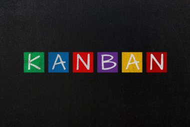 Kanban siyah tebeşir tahtası üzerinde 