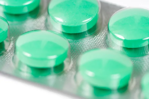 Gröna smärtstillande tabletter i blister — Stockfoto