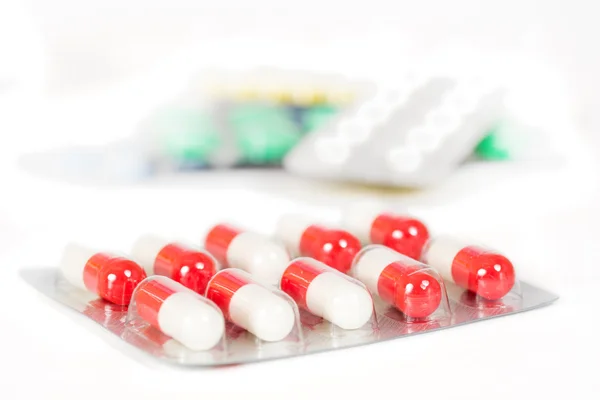 Antibiotika i blister med suddiga tabletter — Stockfoto
