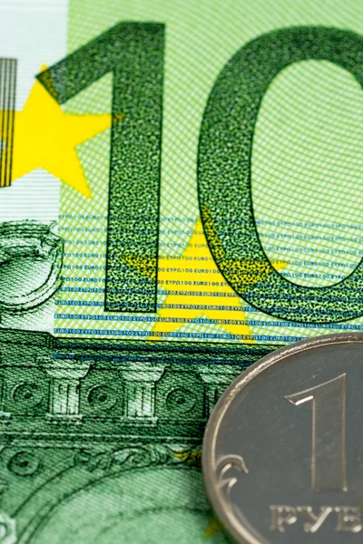 Un rublo en cien euros — Foto de Stock