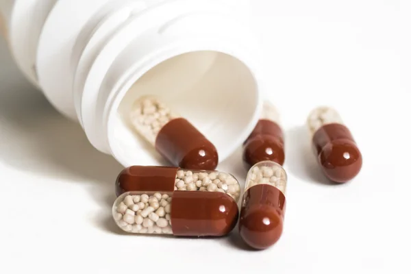 Bruna antibiotika kapslar med flaska — Stockfoto