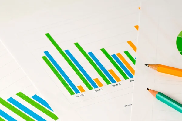 Gráficos de barras multi cor com lápis — Fotografia de Stock