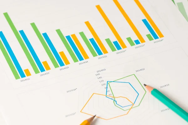 Batang multi warna dan bagan radial dengan pensil — Stok Foto