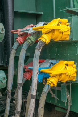 Elektrikli lokomotif yüksek gerilim kabloları