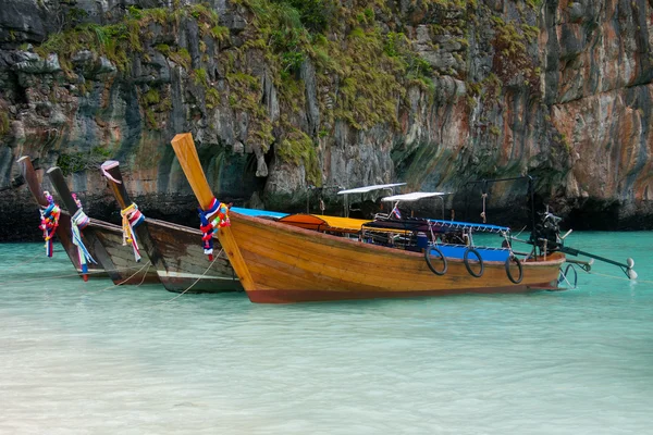 Barcos largos tradicionales tailandeses — Foto de Stock