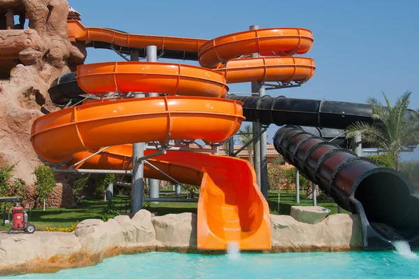 Orange und schwarze Aquapark-Rohre — Stockfoto