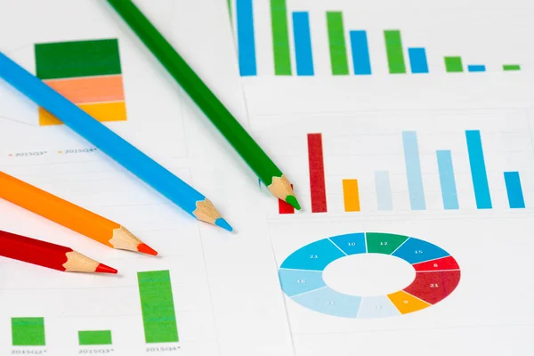 Diagram pie dan bar dengan pensil — Stok Foto
