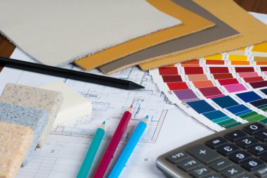 Palet, malzeme örnekleri, kalemler ve cal ile iç proje